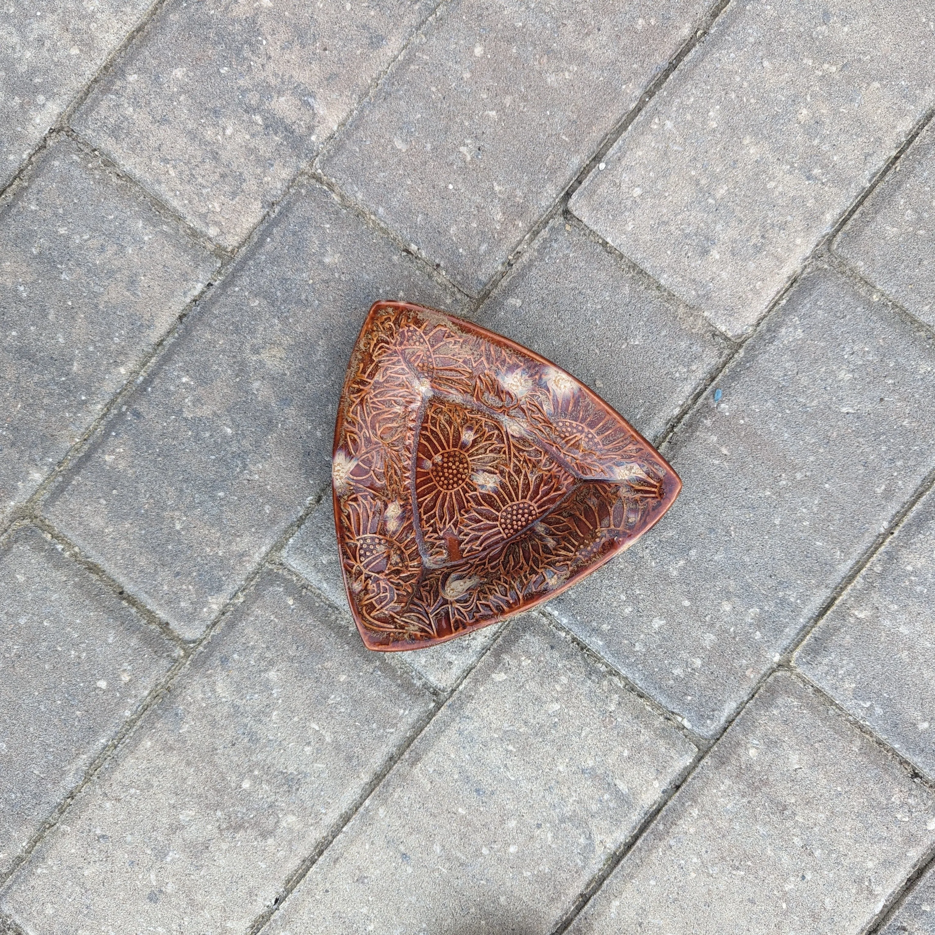 Sunflower triangle dish (5.5 inch)
